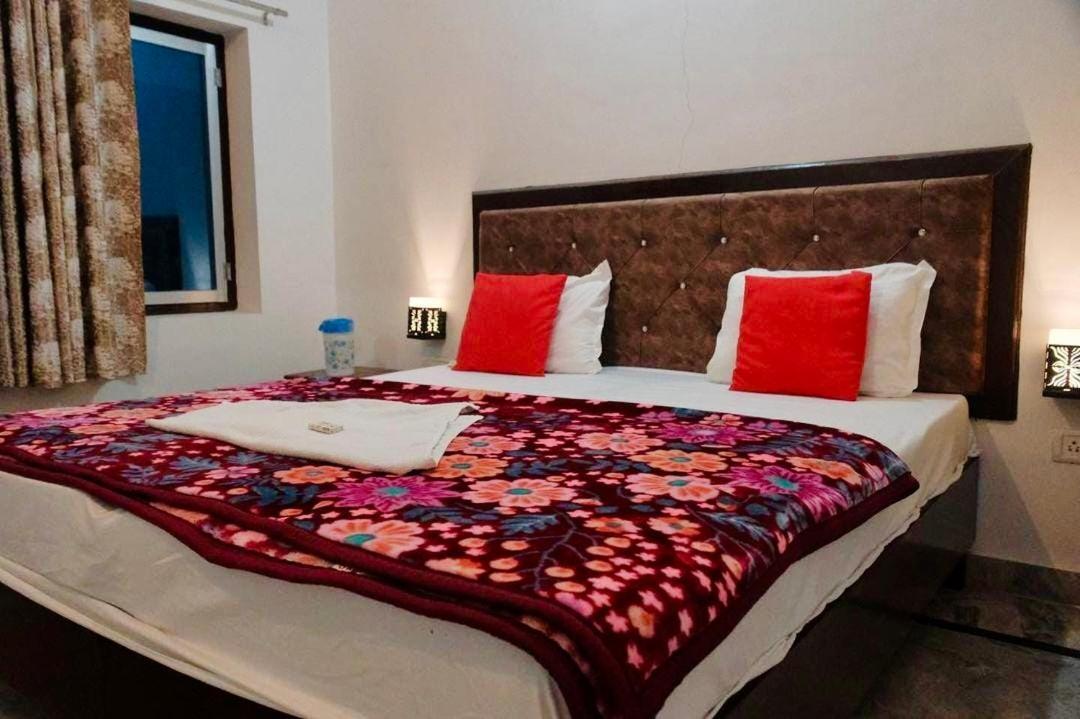 Backpackers Karma Home Stay Кхаджурахо Экстерьер фото